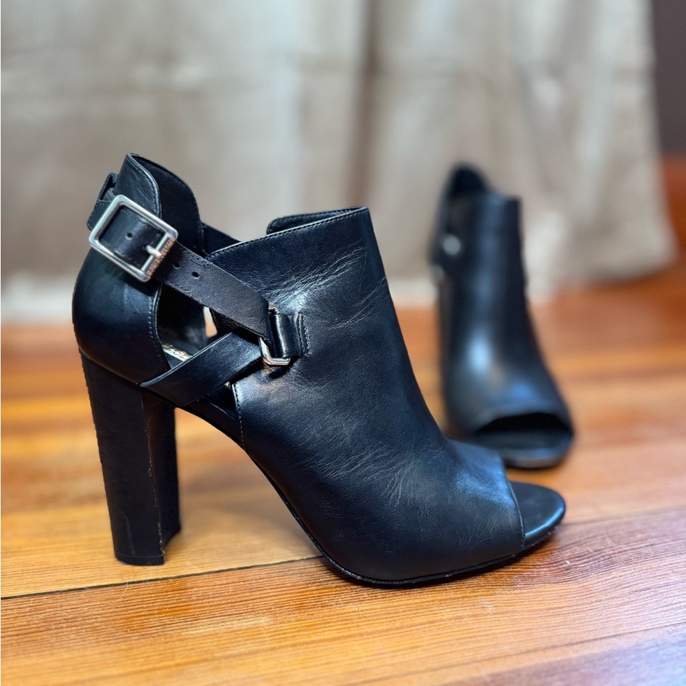 Super gorge Size 9.5 Genuine Leather Ralph Lauren Kadence Heels